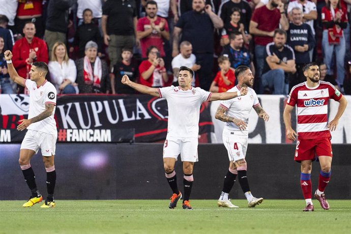 Archivo - El argentino Marcos Acuña celebra un gol con el Sevilla