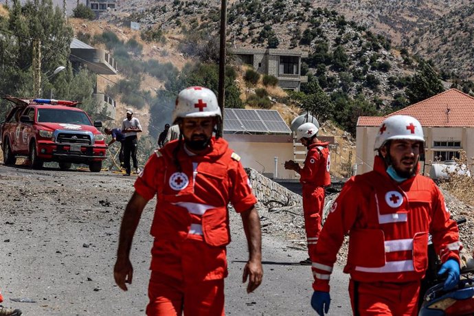 Imagen de archivo de la Cruz Roja de Líbano en el lugar de un ataque con dron de Israel en Líbano