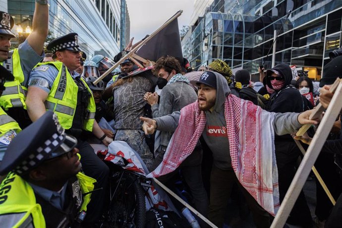 La Policía de EEUU y manifestantes propalestinos frente al Consulado israelí en Chicago mientras protestan contra la guerra en Gaza durante el segundo día de la Convención Nacional Demócrata