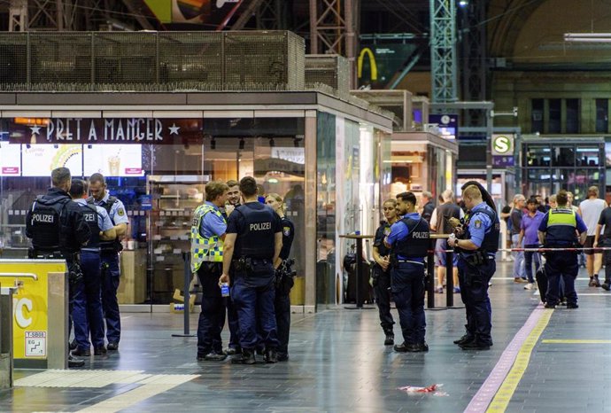 Agentes de la Policía de Alemania en una zona acordonada de la estación central de trenes de Fráncfort tras un tiroteo en la que ha muerto un hombre