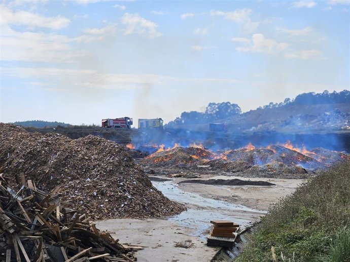 Incendio en las instalaciones de Serín de Cogersa, en la zona de acopio de residuos voluminosos (Gijón).