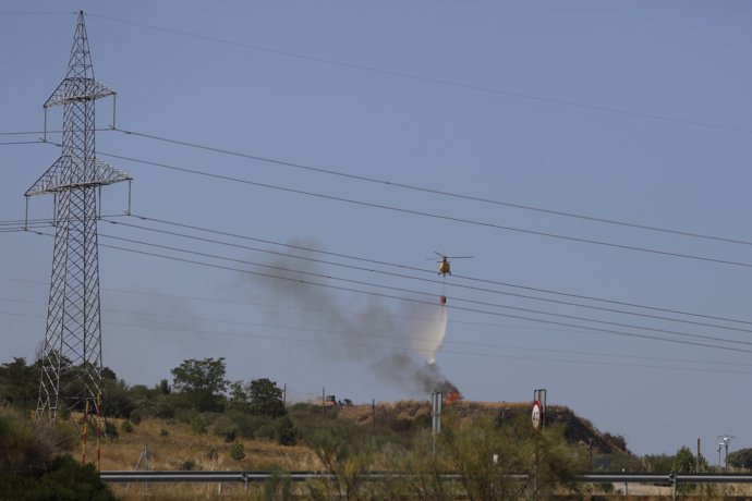 Un helicóptero sobrevuela un incendio forestal, a 20 de agosto de 2024, en Castrillo de los Polvazares, Astorga, Castilla y León (España).