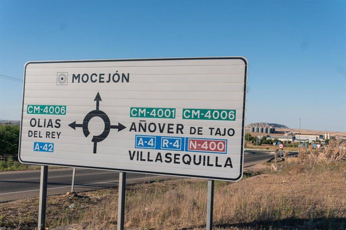 Una señal de tráfico indicando la dirección a Mocejón, a 18 de agosto de 2024, en Toledo, Castilla-La Mancha (España). El Ayuntamiento de Mocejón ha decretado tres días de luto oficial por el asesinato en la mañana de hoy de un menor de 11 años, que se en