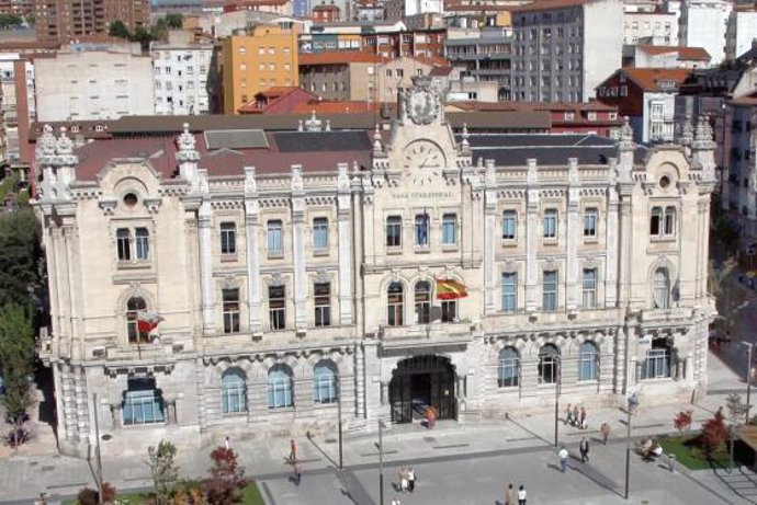 Archivo - Fachada del Ayuntamiento de Santander