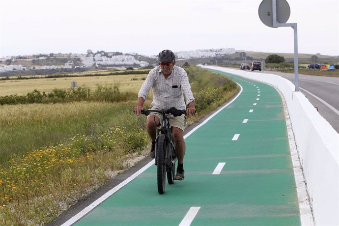 Archivo - Un ciclista en el tramo de Eurovelo entre Conil y Los Caños. ARCHIVO.