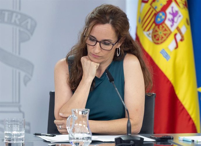 La ministra de Sanidad, Mónica García, durante una rueda de prensa posterior al Consejo de Ministros, en el Palacio de la Moncloa, a 30 de julio de 2024, en Madrid (España).  