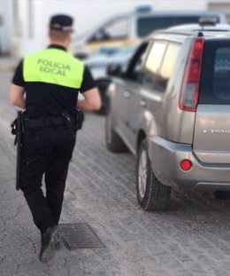 Archivo - Un policía local de la localidad sevillana de Osuna