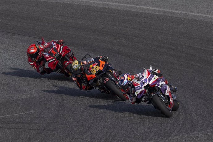 Archivo - Imagen de la llegada en el GP de Tailandia en Buriram en 2023 entre Jorge Martín, Brad Binder y Pecco Bagnaia