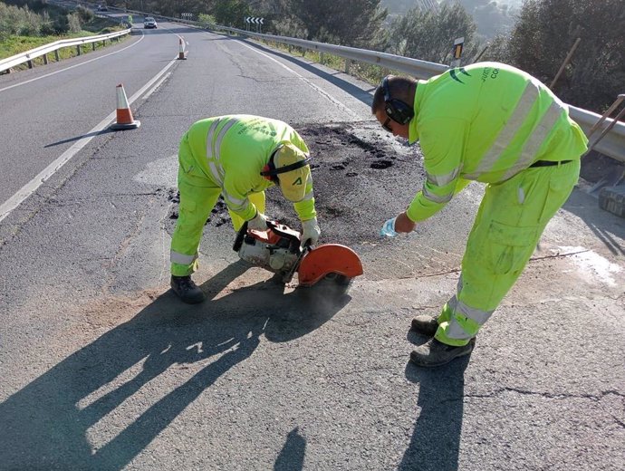 Trabajos de conservación en una carretera autonómica