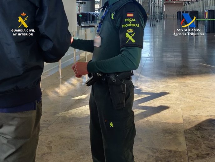 Imagen de archivo de agentes de la Guardia Civil en un aeropuerto