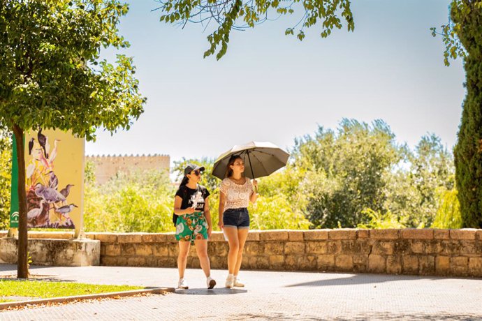 Turistas y cordobeses se resguardan del sol para hacer frente a las altas temperaturas registradas en Córdoba, a 19 de agosto de 2024 en Córdoba (Andalucía, España).  La Agencia Estatal de Meteorología (Aemet) ha activado la alerta amarilla por calor para