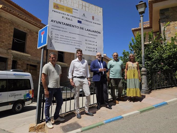 Visita para revisar obras del PFEA con el delegado de Justicia de la Junta en Granada, Luis Recuerda, en el centro de la imagen, y el alcalde de Lanjarón, Eric Escobedo, a su derecha