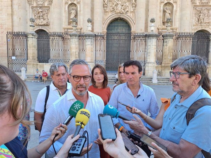 El vicesecretario nacional de Economía del Partido Popular, Juan Bravo, atiende a los medios.