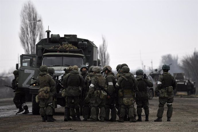 Archivo - Russian servicemen are seen in Armyansk in the northern part of Crimea, on February 25, 2022, in Crimea. On February 24 Russian President Vladimir Putin announced a military operation in Ukraine following recognition of independence of breakaway