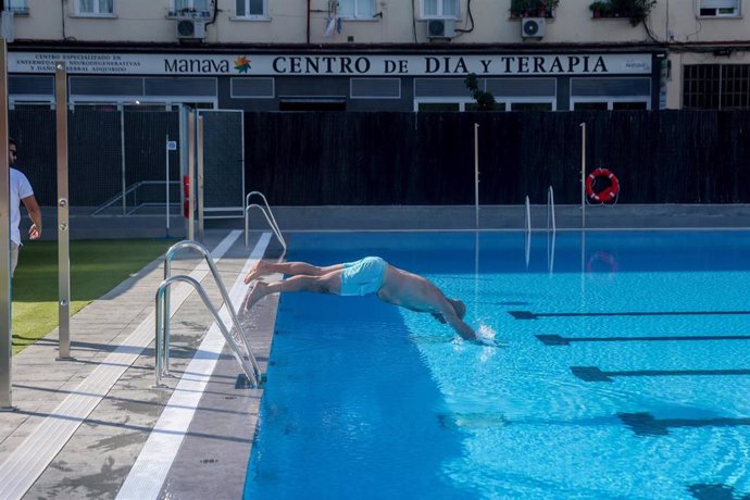 Bañista saltando a la piscina. 