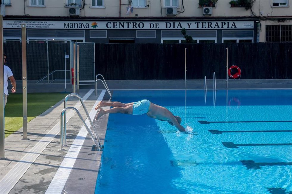 Bañista saltando a la piscina. 