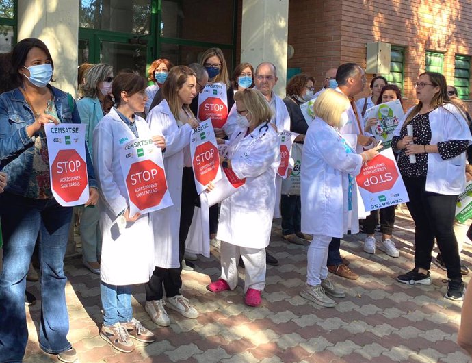 Archivo - Sindicatos médicos piden actuar contra las agresiones sanitarias tras aparecer carteles ofensivos en un centro de salud