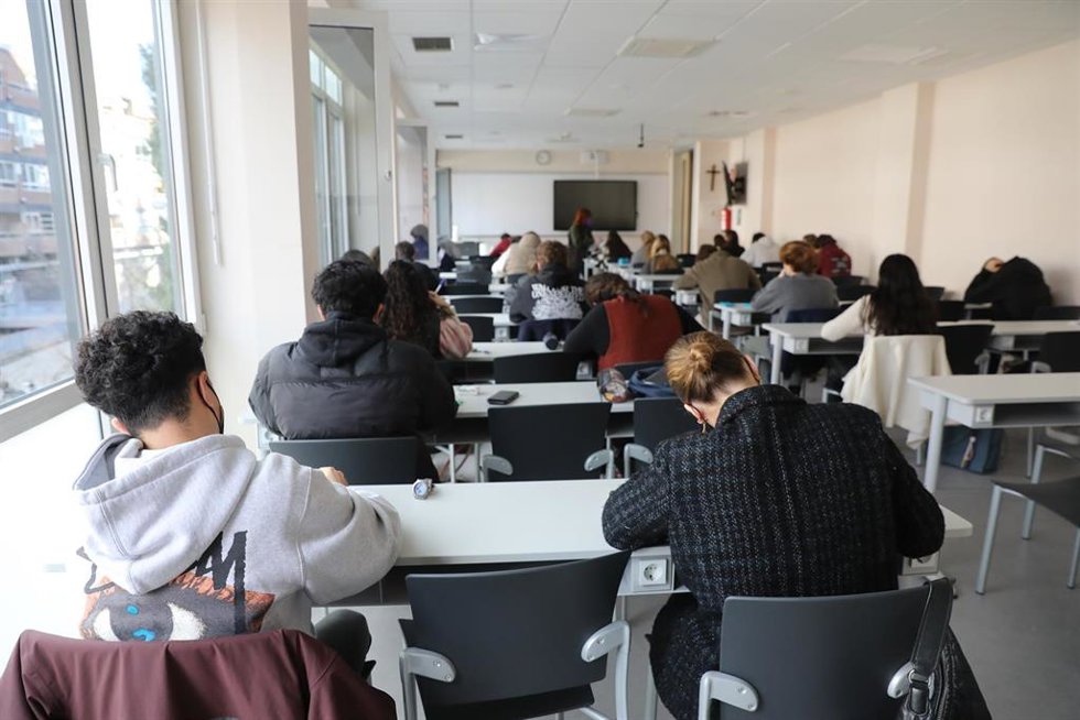Archivo - Varios alumnos de la Facultad de Ciencias económicas de la Universidad CEU San Pablo realizan un examen, a 10 de enero de 2022, en Madrid, (España). 