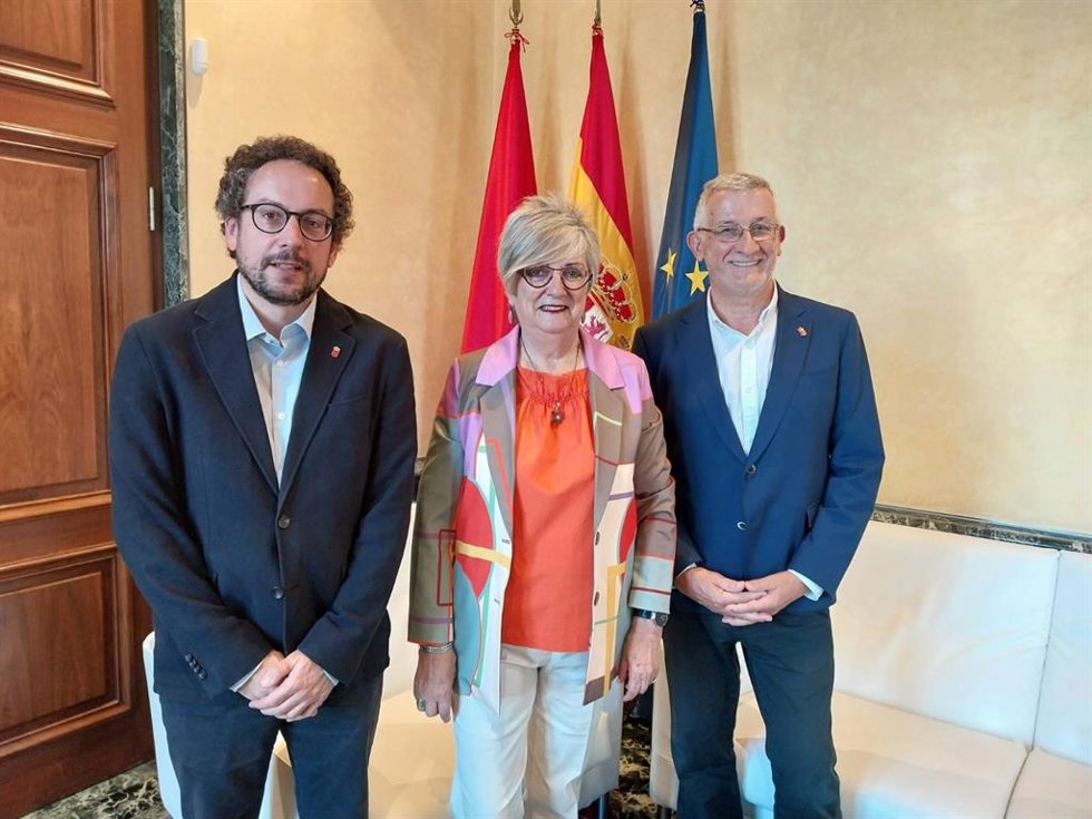 Joseba Asiain, María José Leoz y Félix Taberna, en un encuentro reciente mantenido en el Palacio de Navarra.