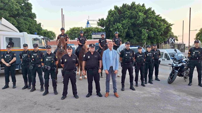 El subdelegado del Gobierno en Almería, José María Martín, visita el despliegue de la Policía Nacional en el ferial de Almería.