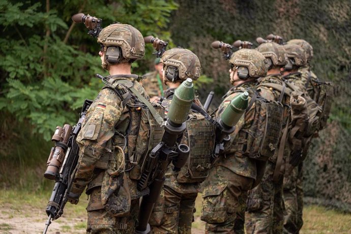 Archivo - FILED - 11 July 2022, Lower Saxony, Munster: Armed soldiers stand at the Bundeswehr site in Munster. Survey reveals majority of Germans favour increased defence spending. Photo: Mohssen Assanimoghaddam/dpa