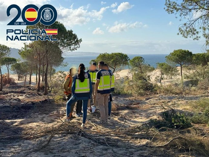 Agentes de la Policía Nacional junto a uno de los trabajadores de la empresa fraudulenta.