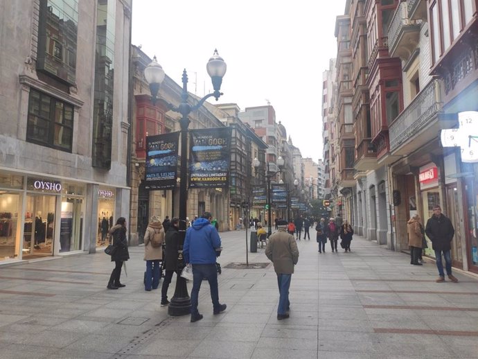 Archivo - Calle comercial en Gijón, comercio, tiendas, frío, invierno