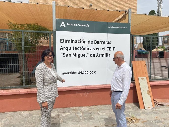 La delegada de Desarrollo Educativo de la Junta en Granada, María José Martín, y el jefe provincial de la Agencia Pública Andaluza de Educación, José Antonio Toribio