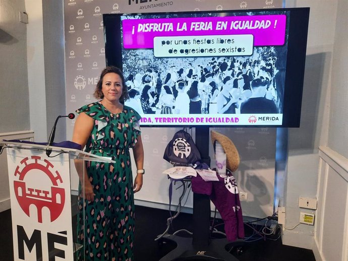 La delegada de Igualdad de Oportunidades entre Mujeres y Hombres del Ayuntamiento de Mérida, Ana Aragoneses, presenta la campaña contra agresiones sexistas en la Feria de la capital extremeña