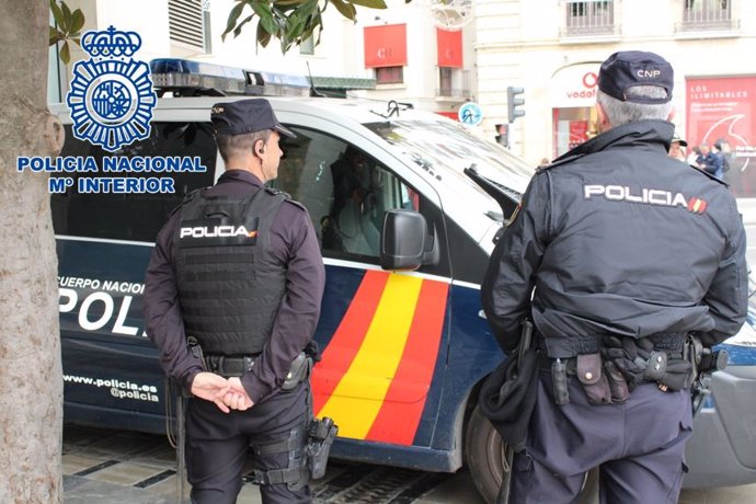 Archivo - La Policía Nacional mantiene abierta la investigación de la reyerta ocurrida a las puertas de una discoteca de Lucena.