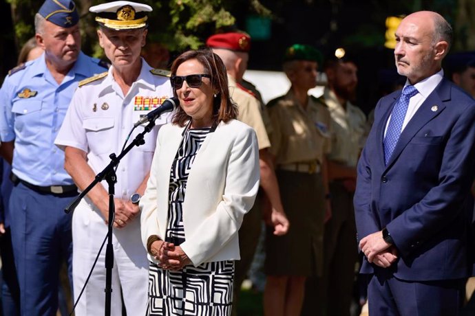 La ministra de Defensa, Margarita Robles, interviene durante un homenaje a las víctimas del Yak-42 en el Paseo de la Constitución de Zaragoza