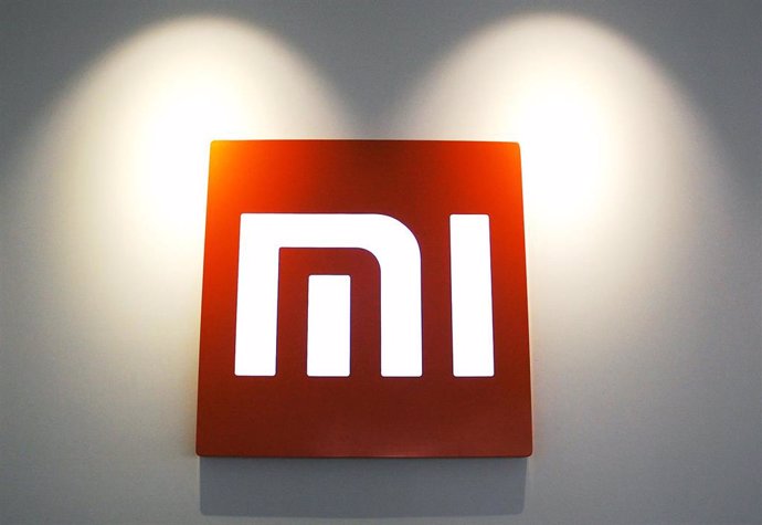 Archivo - FILED - 04 July 2014, China, Beijing: The logo of Chinese smartphone provider Xiaomi hangs on a wall at the company's headquarters. Xiaomi Electronics is looking to manufacture electric cars in cooperation with the Chinese company BAIC Group. Ph