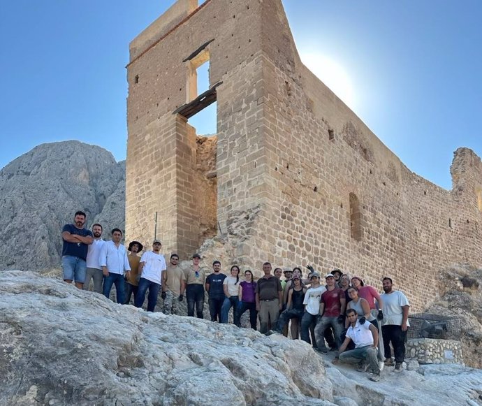 Visita al VII Campo de Voluntariado de Arqueología del Castillo de Bedmar.