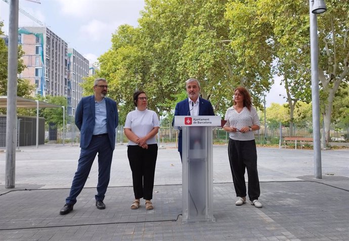 Los concejales de Barcelona Joan Ramon Riera y Raquel Gil; el alcalde, Jaume Collboni, y la primera teniente de alcalde, Laia Bonet