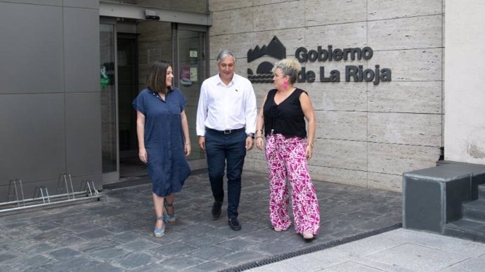 El consejero de Cultura, Jose Luis Pérez Pastor, junto con la alcaldesa de Baños, Mónica Moreno, y la coordinadora de Bañarte, Magdalena Jadraque