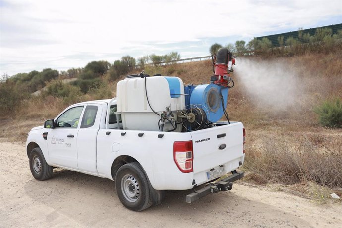 Un pick up nebulizador interviene en la campaña para el tratamiento contra los mosquitos que propagan el Virus del Nilo Occidental 