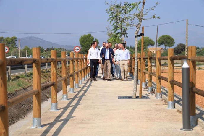 El presidente del Consell de Mallorca, Llorenç Galmés, y el alcalde de Muro, Miquel Porquer, inauguran el paseo peatonal entre Muro y la estación del tren.