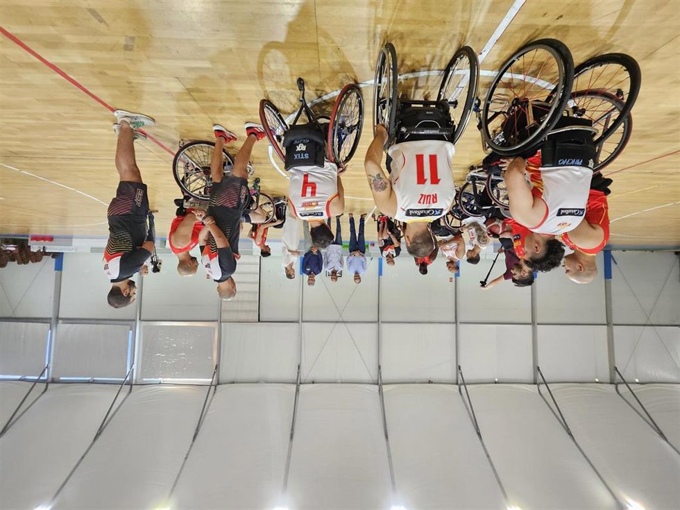 La alcaldesa de Guadalajara, Ana Guarinos, en uno de los entrenamientos de la Selección Nacional Masculina Absoluta de Baloncesto en Silla de Ruedas