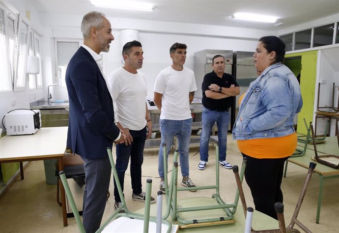 El consejero de Educación, Formación Profesional y Universidades, Sergio Silva, visita el CEIP Francisco de Quevedo y Villegas.