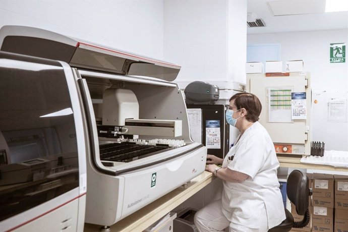 Una profesional de la Unidad de Anatomía Patológica del Hospital de Jaén.