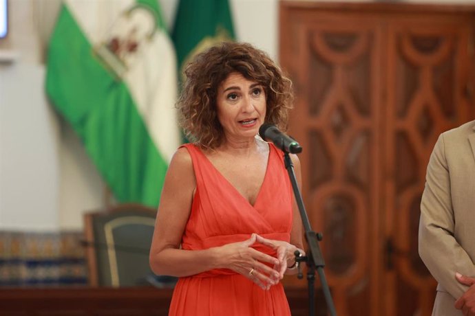 La vicepresidenta primera del Gobierno y ministra de Hacienda, María Jesús Montero, atiende a los medios en una visita institucional al Ayuntamiento de Rota.