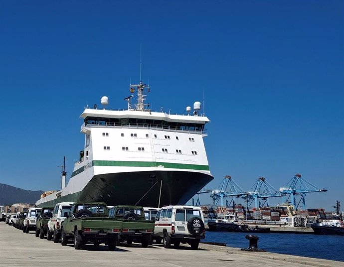 Embarque de coches en el Puerto de Algeciras.