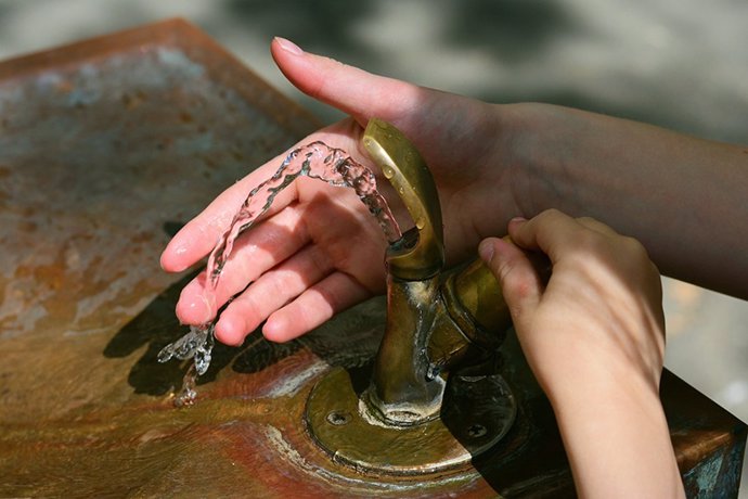 Agua saliendo de una fuente