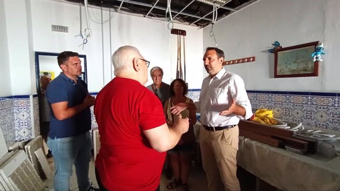 Visita del PSOE al centro de mayores de Alcosa