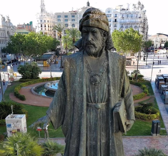 Imagen de la estatua de Francesc de Vinatea en la plaza del Ayuntamiento de València