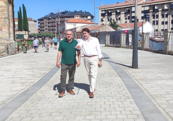 El consejero de Medio Ambiente, Vivienda y Ordenación del Territorio, Juan Carlos Suárez-Quiñones, y el alcalde de Astorga, José Luis Nieto, en la zona.