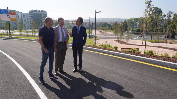 El alcalde de Oviedo, Alfredo Canteli, en la entrada en funcionamiento de la glorieta de Santullano.