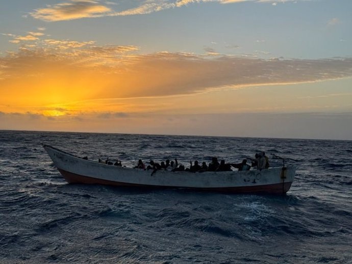 Cayuco rescatado por Salvamento Marítimo en aguas cercanas a El Hierro