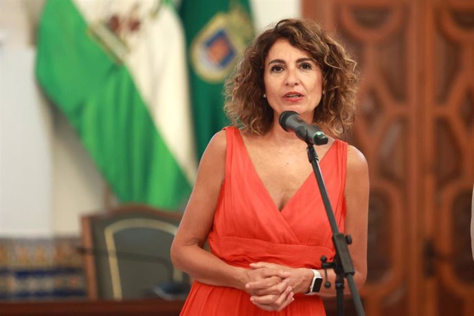 La vicepresidenta primera del Gobierno y ministra de Hacienda, María Jesús Montero, atiende a los medios durante la visita institucional al Ayuntamiento de Rota. A 21 de agosto de 2024, en Rota, Cádiz (Andalucía, España). La ministra María Jesús Montero h