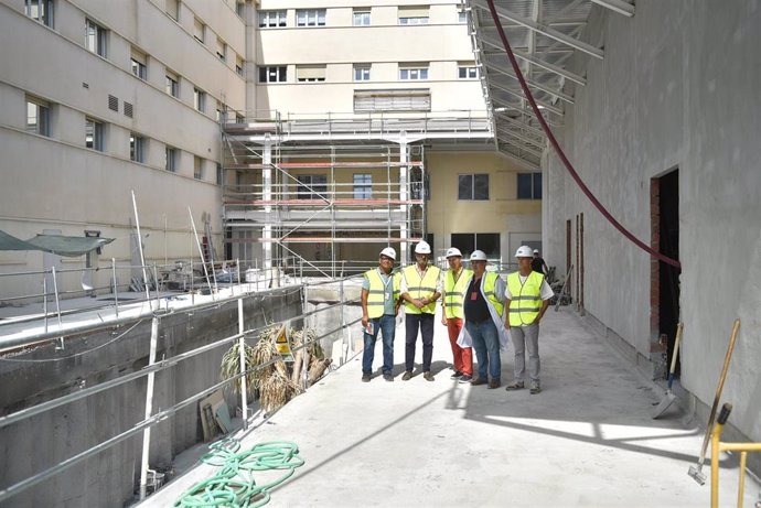 El delegado de Salud y Consumo, Carlos Bautista, en una visita a las obras de ampliación que se están llevando a cabo en el hospital comarcal de la Axarquía